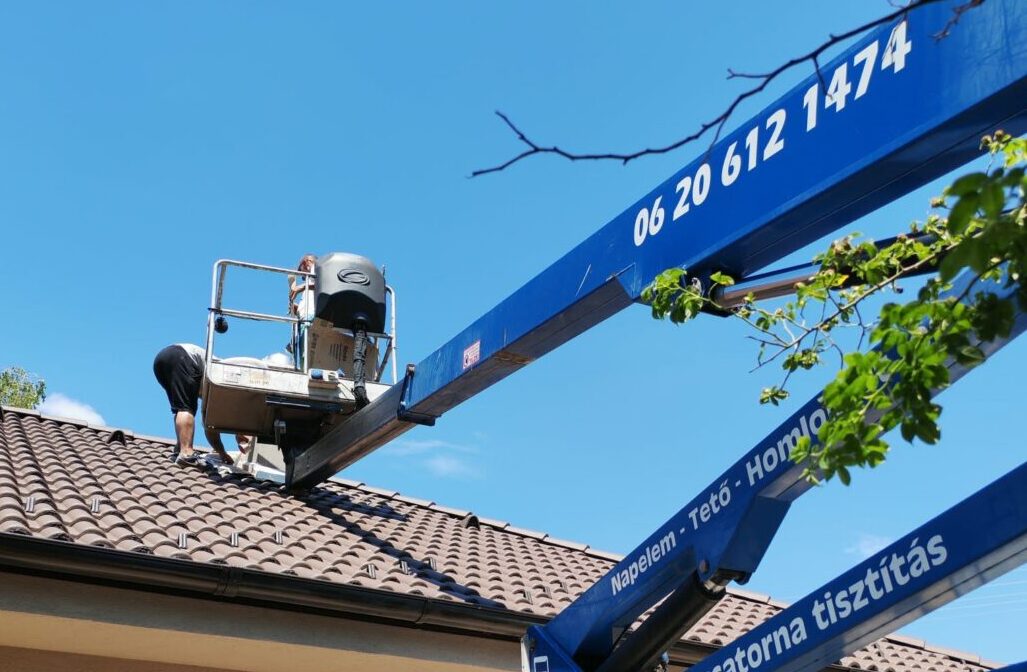 Tetőjavítás és karbantartás emelőkosaras autóval