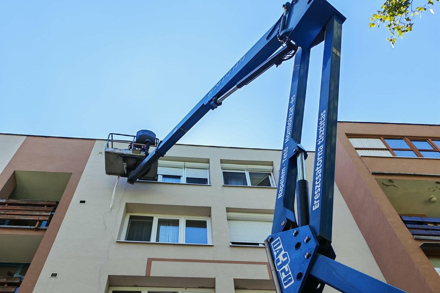klímaszerelés emelőkosaras autóval